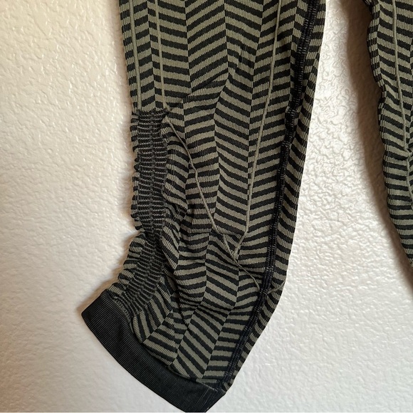 Lululemon In the Flow Leggings Heathered Fatigue Green Black Capri Size 2 - Picture 4 of 14